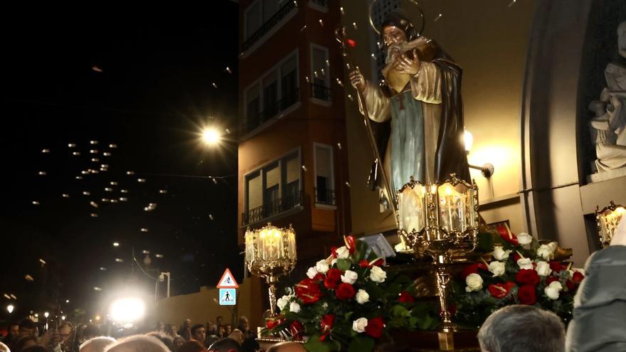 San Antón procesiona por las calles de su barrio en Alicante