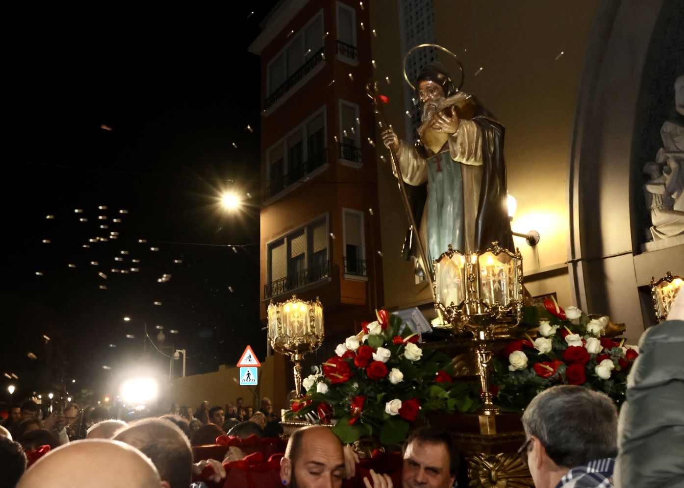 San Antón procesiona por las calles de su barrio en Alicante