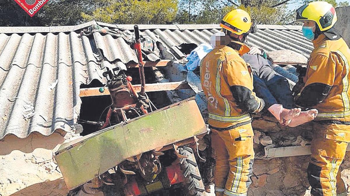 Dos labradores, heridos al estrellarse su tractor contra una casa en Parcent