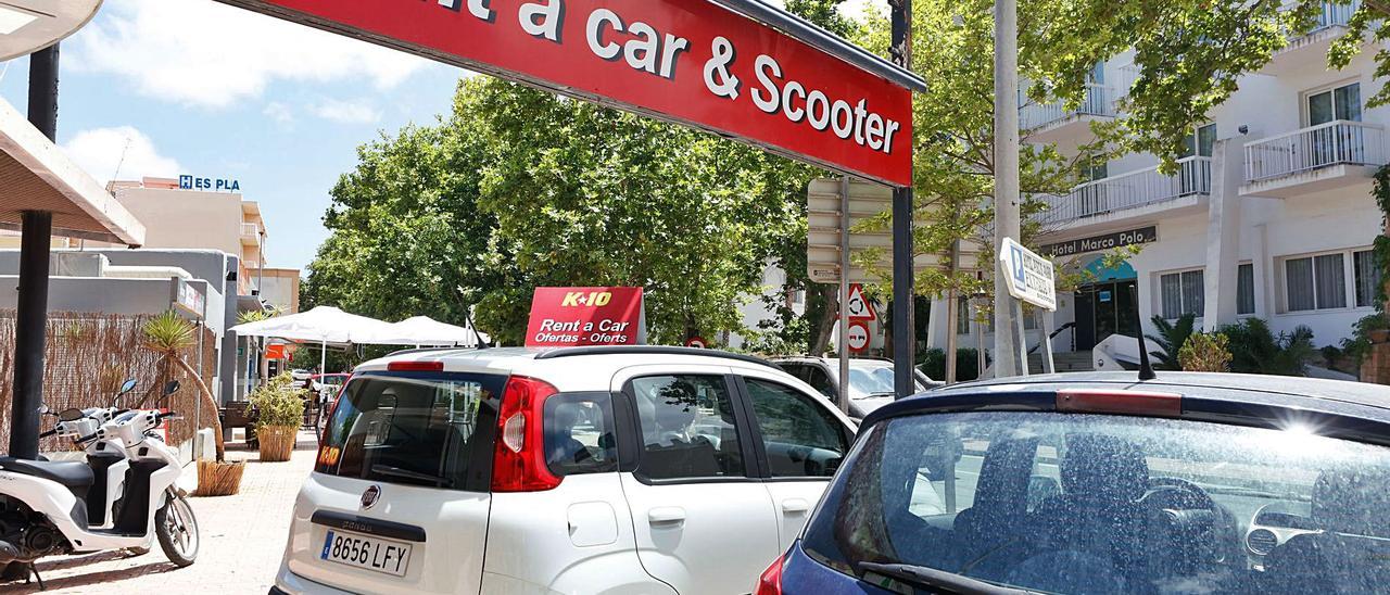 Imagen de archivo de vehículos en un negocio de ‘rent a car’ en Sant Antoni.