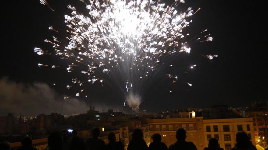 La Palmera de la Virgen ilumina el cielo de Elche