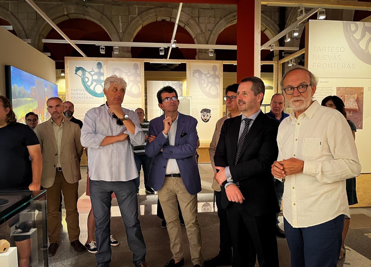Las autoridades visitan el Museo Arqueológico de Alcalá de Henares.