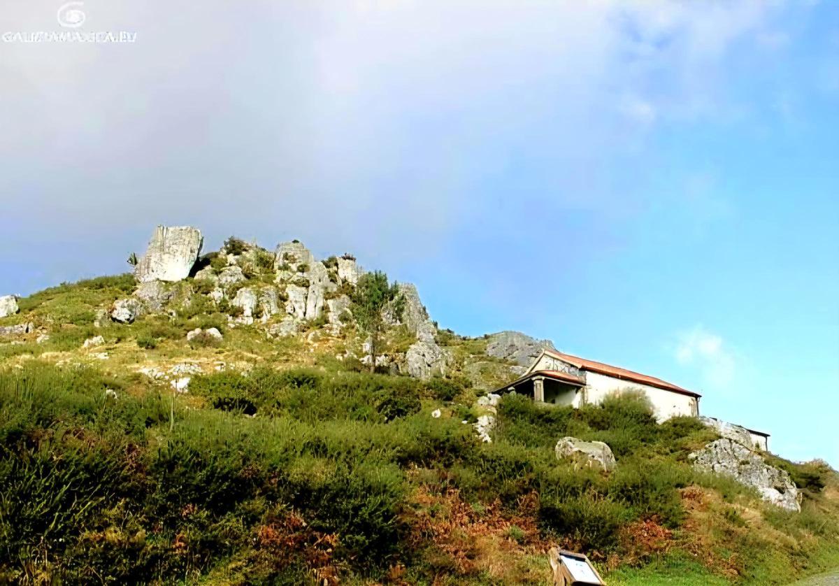 Pico SaCro, capela do San Sebastián e paso da Raíña Lupa