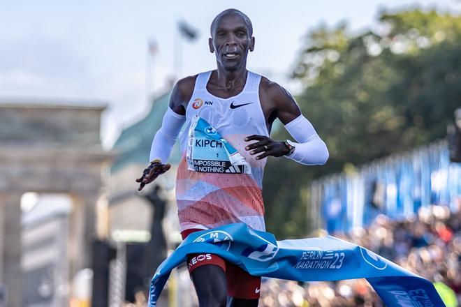 Archivo - El atleta keniano Eliud Kipchoge, en la Maratón de Berlín de 2023.