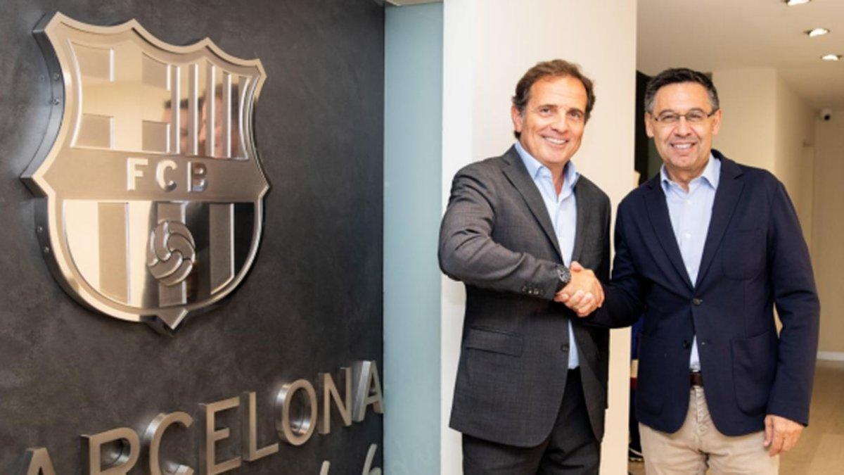 Pau Guardans, presidente de Barcelona Global, y Josep Maria Bartomeu, presidente del FC Barcelona, tras la firma del convenio entre ambas entidades