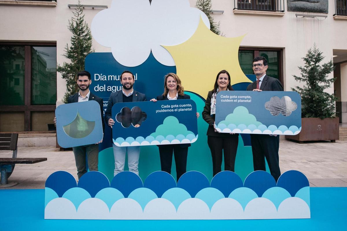 La alcaldesa, junto con el gerente y la consejera de Facsa, y los ediles Toledo y Ramírez.