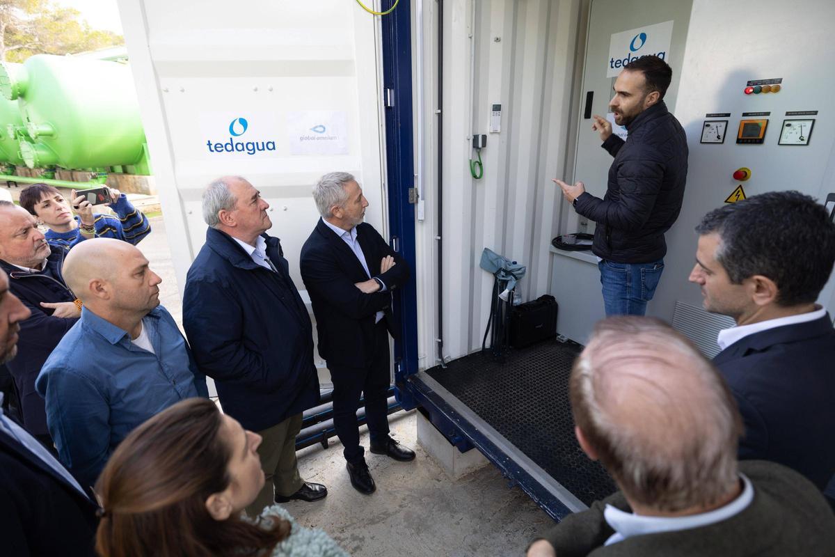 Un técnico explica a la comitiva de autoridades el funcionamiento de la desaladora modular.