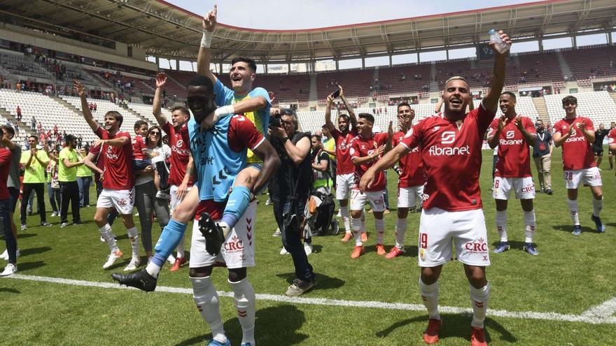 Los jugadores del Real Murcia celebran el triunfo del cierre de curso ante el Toledo en mayo de 2022 antes de jugar el play off. | ISRAEL SÁNCHEZ