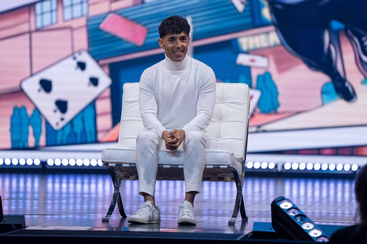 Barcelona 10/12/2025 Cultura — El Mago Pop durante la presentación en la que desvela sus próximas novedades, acompañado —entre el público y los invitados destacados— por figuras internacionales como Helen Hunt, Aaron Paul, Mira Sorvino, Michelle Rodríguez, David Henrie y Billy Zane, así como artistas y personalidades locales como Aitana Sánchez-Gijón, Paz Vega, Leonor Watling y Joan Laporta. Foto: Zowy Voeten / El Periódico.