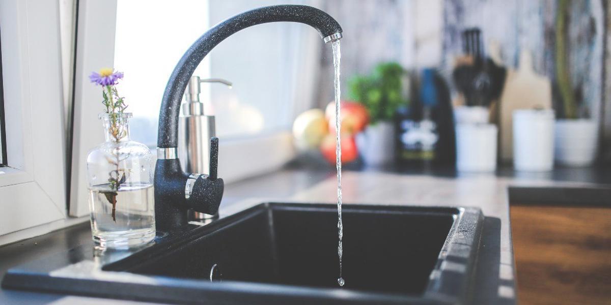 Agua del grifo.