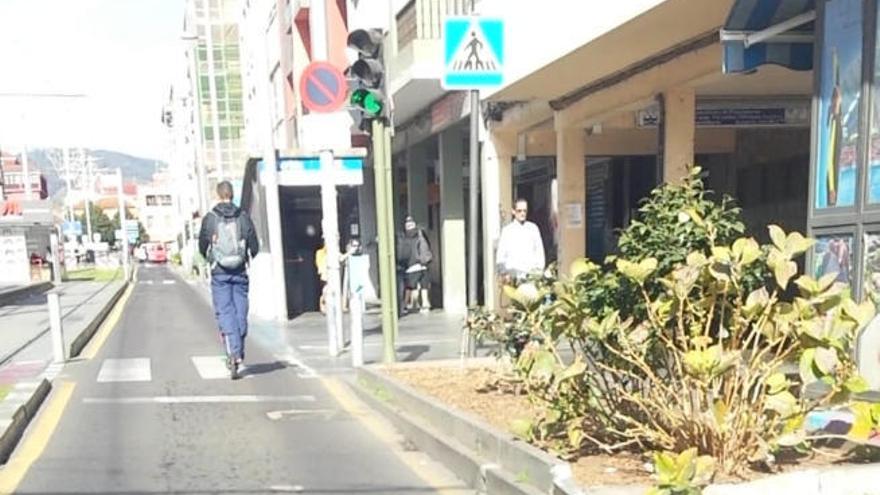 Un joven pasea en patinete por La Laguna.