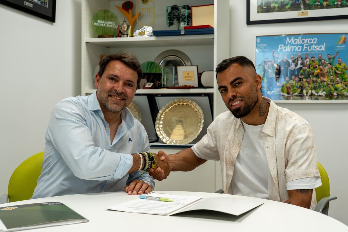 José Tirado y Diego Nunes posan juntos en las oficinas del club