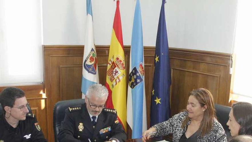 Subdelegada y alcaldesa presiden la Junta Local de Seguridad. // S.A.