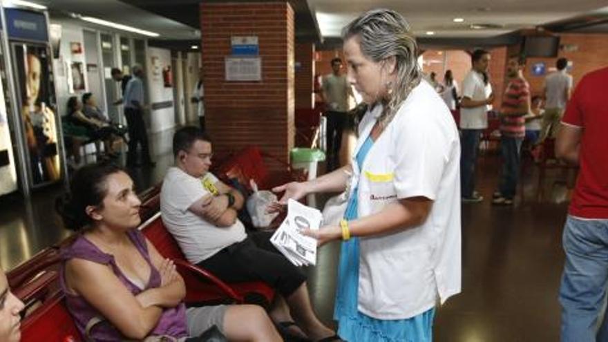 Una residente explicaba el motivo de la huelga en la sala de urgencias de La Arrixaca.