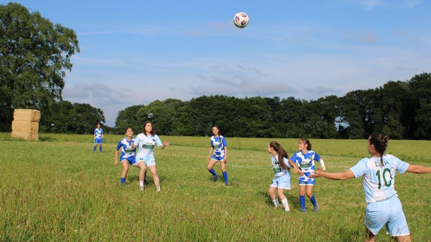Un partido en una granja gallega para empoderar al fútbol femenino rural
