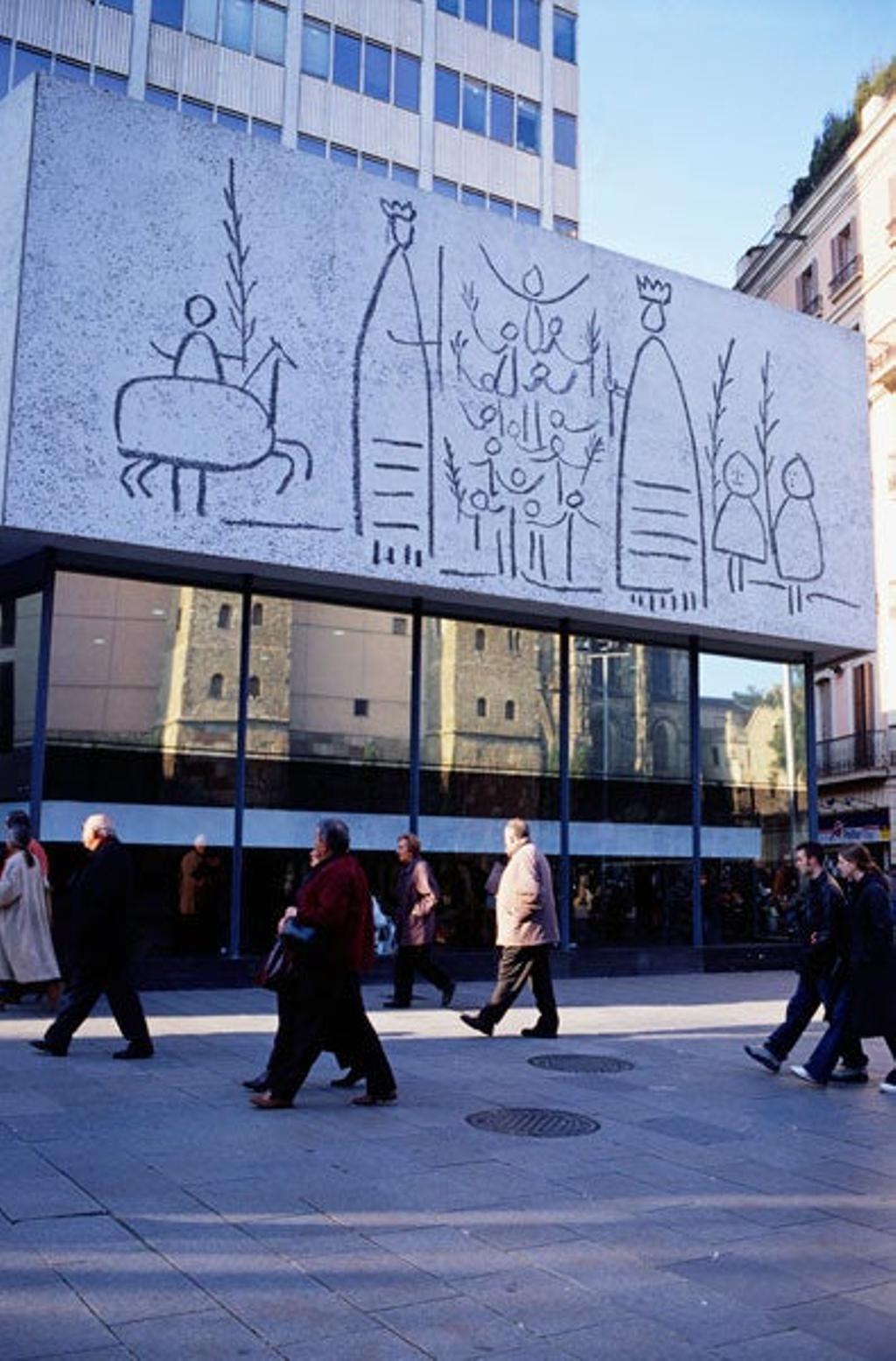 El Fris del Gegants de Pablo Picasso y Carl Nesjar se encuentra en la fachada del Colegio de Arquitectos, en pleno centro de Barcelona.
