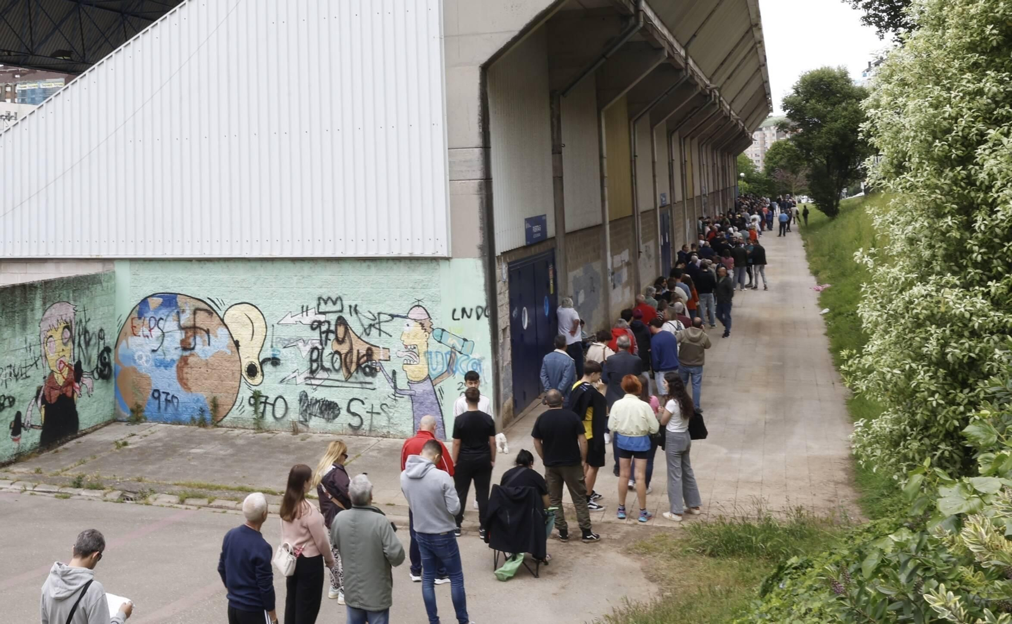 EN IMÁGENES: Impresionantes colas para asistir a la final por el ascenso del Avilés