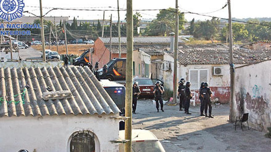 Los agentes de la Policía Nacional se desplegaron por las calles del poblado la tarde del martes.