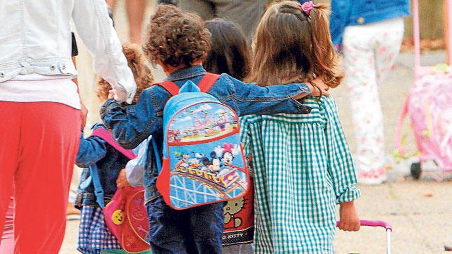 Alumnos de Primaria llegando a clase.