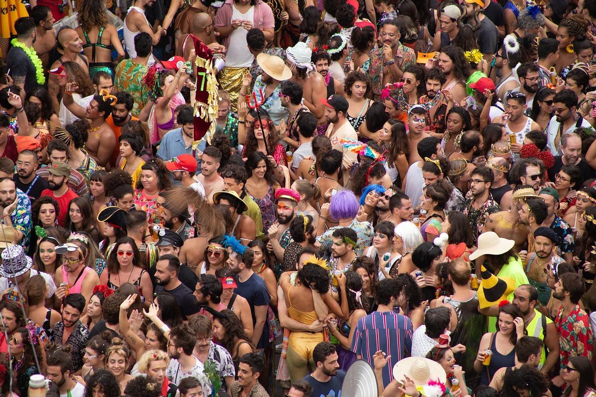 El carnaval  de Río de Janeiro es uno de los más multitudinarios del mundo.