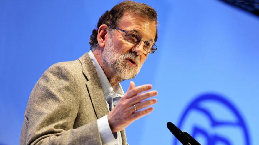 Rajoy: &quot;Desconfiad de los adanes que se creen que hasta que llegaron ellos no había nada&quot;