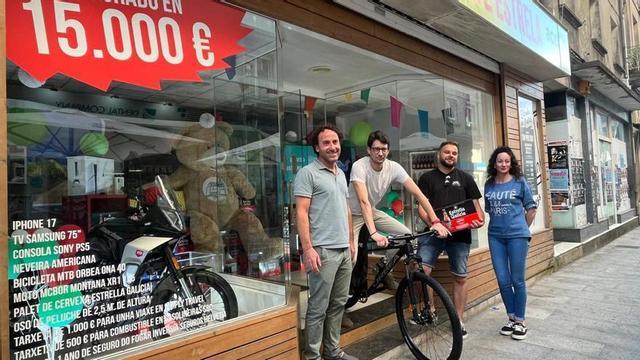 Los ganadores, en el acto de entrega del premio.  | N.C.