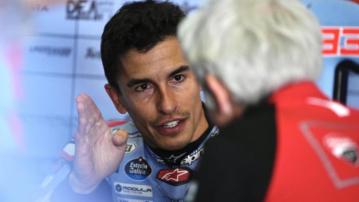 Marc Márquez (Ducati) dialoga con el ingeniero Gigi Dall'Igna.