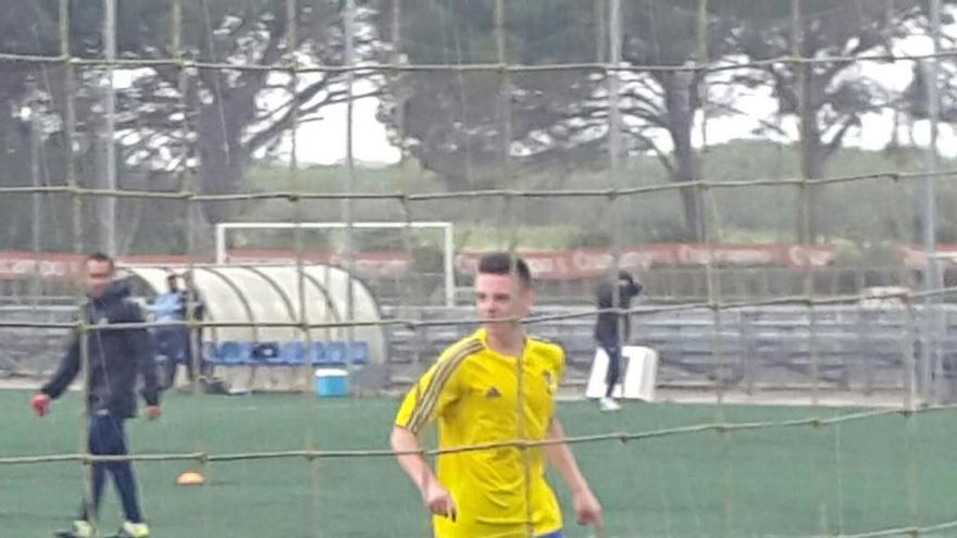 Eric Tolsada, con la equipación del Cádiz.