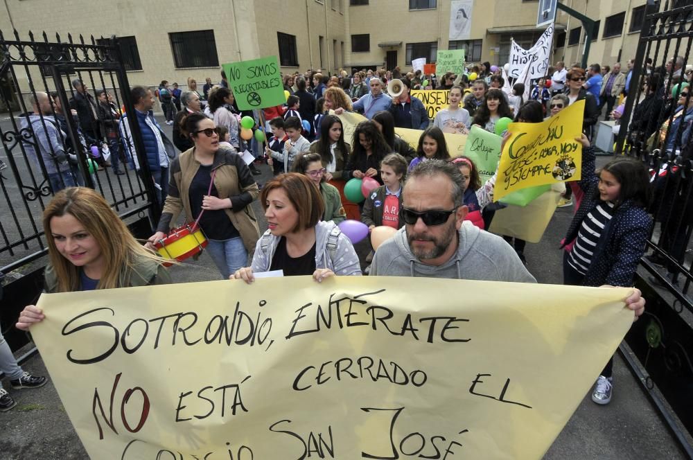 Protestas de padres y alumnos en Sotrondio por el cierre de aulas en el Colegio San José