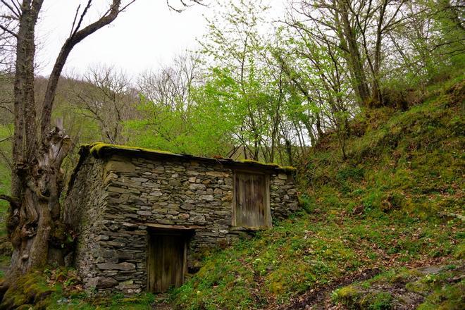 Antigua casa de pizarra de la Sierra de O Courel, Lugo, Galicia