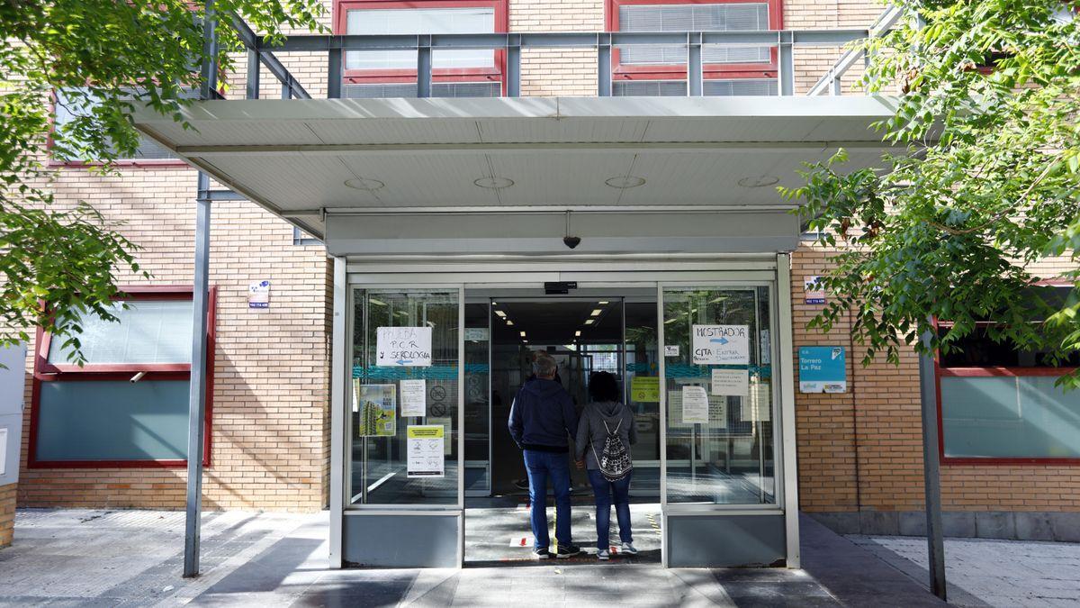 Dos usuarios entran a un centro de salud en la capital aragonesa.