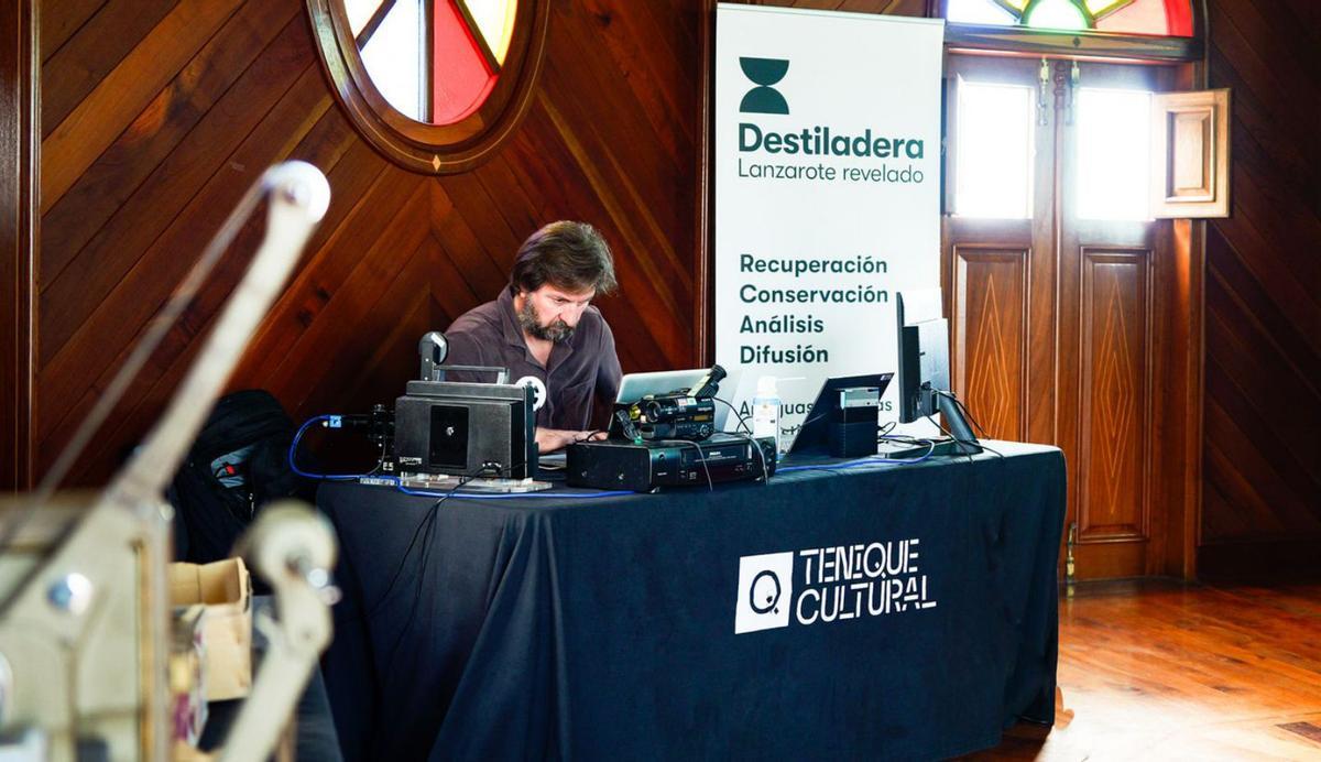 Salvi Vivancos, durante su taller de recuperación de imágenes organizado por Tenique Cultural. | TENIQUE CULTURAL