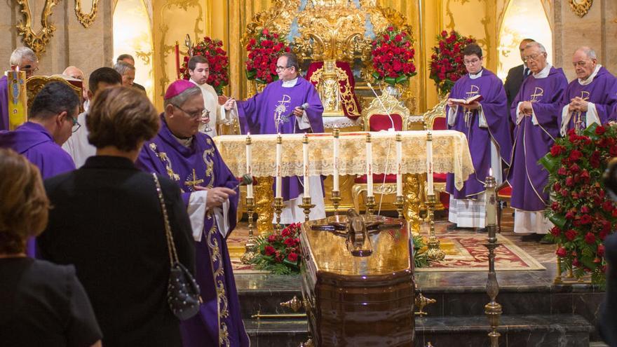 El obispo ofició la ceremonia.