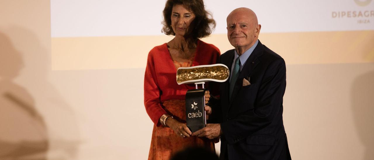 Abel Matutes recibe el premio que le fue otorgado en 2022.