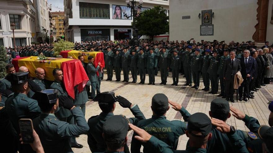 Vídeo | Huelva despide con honores y emoción a los guardias civiles fallecidos al término de la misa funeral