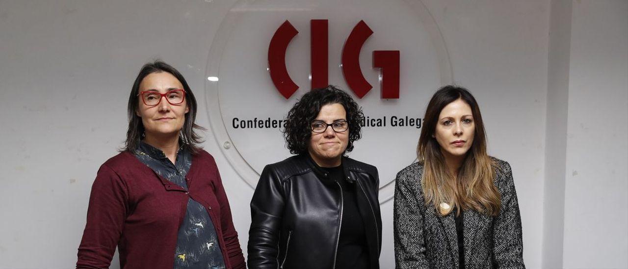 En el centro, la trabajadora que sufrió acoso en la empresa Termocalor, Patricia Estévez, junto a su abogada y a la secretaria de Industria de CIG.