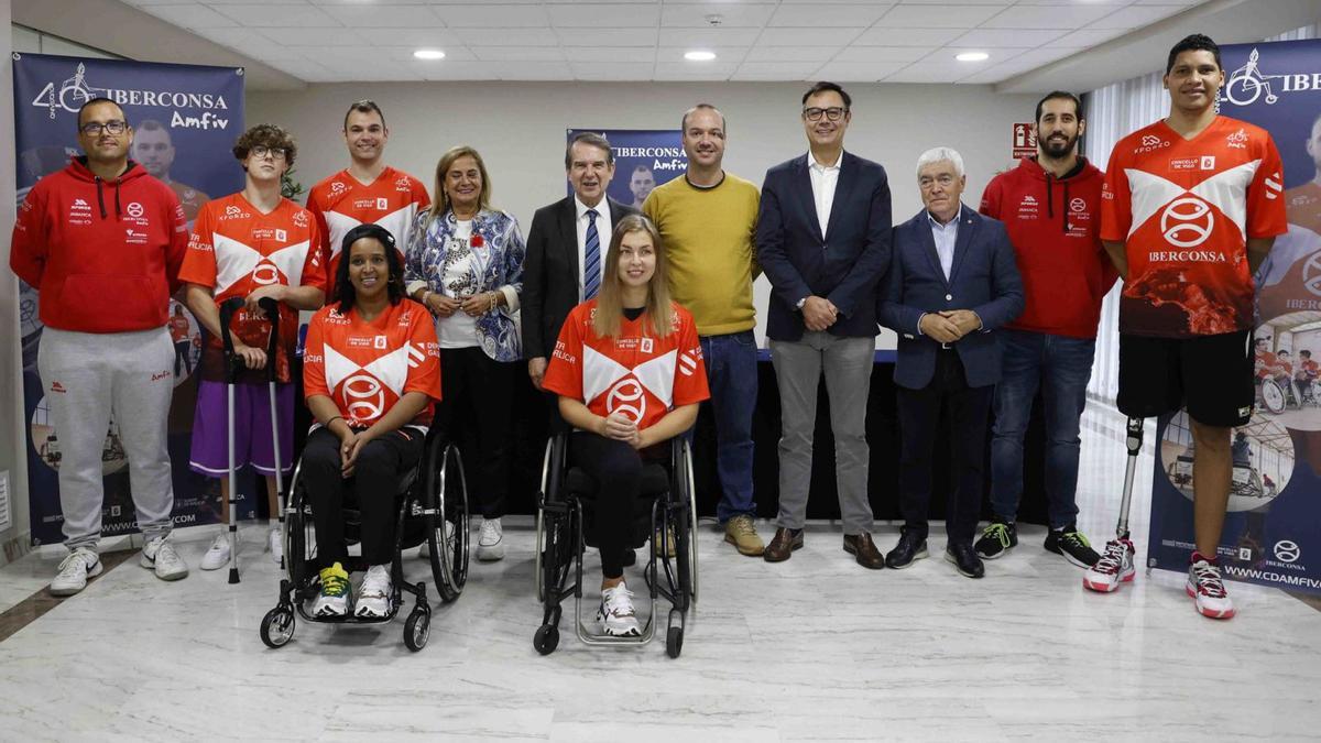 Plantilla, directiva, autoridades y patrocinador, durante la presentación. |  // ALBA VILLAR