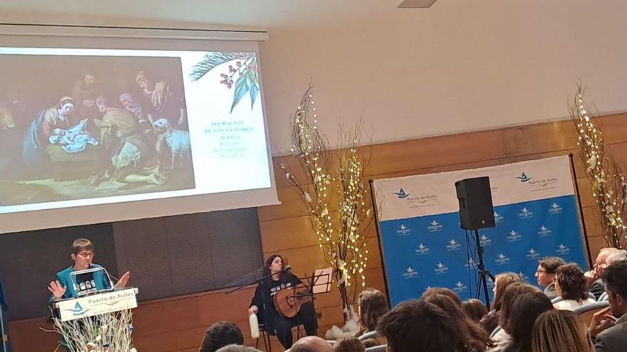 Un momento del concierto de Navidad, ayer, en la sede de la Autoridad Portuaria de Avilés y el presidente, Santiago Rodríguez Vega, dirige unas palabras a los presentes.