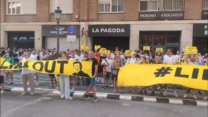 Así ha sido la protesta contra Lim en Mestalla antes del Valencia - Barcelona: No pierdas detalle
