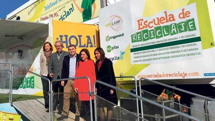 Autoridades municipales frente a la escuela de reciclaje.