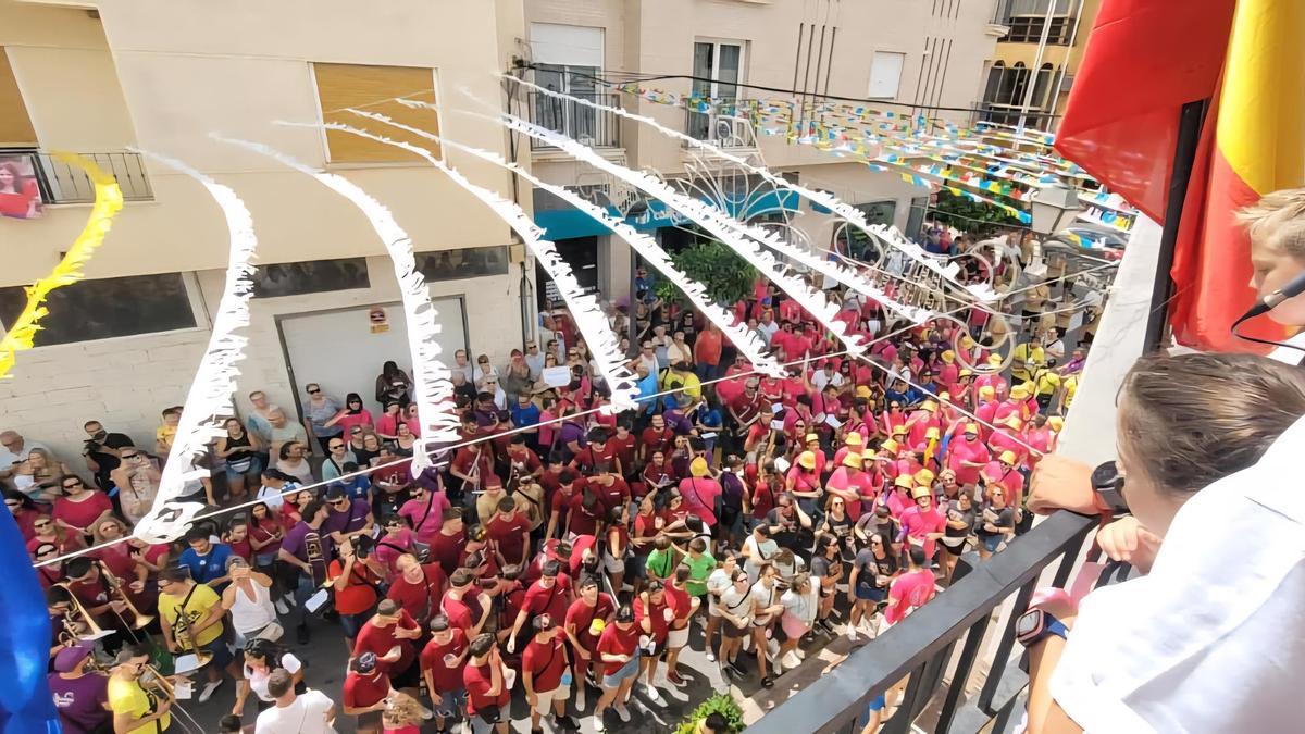 El jueves 14 de agosto,  A las 13:00 h , las peñas se concentrarán en el Ayuntamiento para la entrega de pañuelos y la interpretación del pasodoble “Polop de la Marina” por las bandas del municipio..