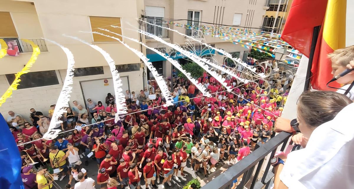 El jueves 14 de agosto,  A las 13:00 h , las peñas se concentrarán en el Ayuntamiento para la entrega de pañuelos y la interpretación del pasodoble “Polop de la Marina” por las bandas del municipio..