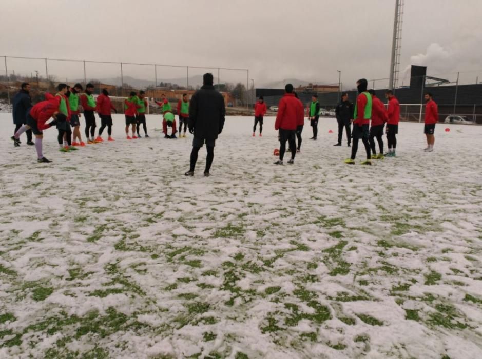 El camp de l'Olot es desperta emblanquinat per la neu