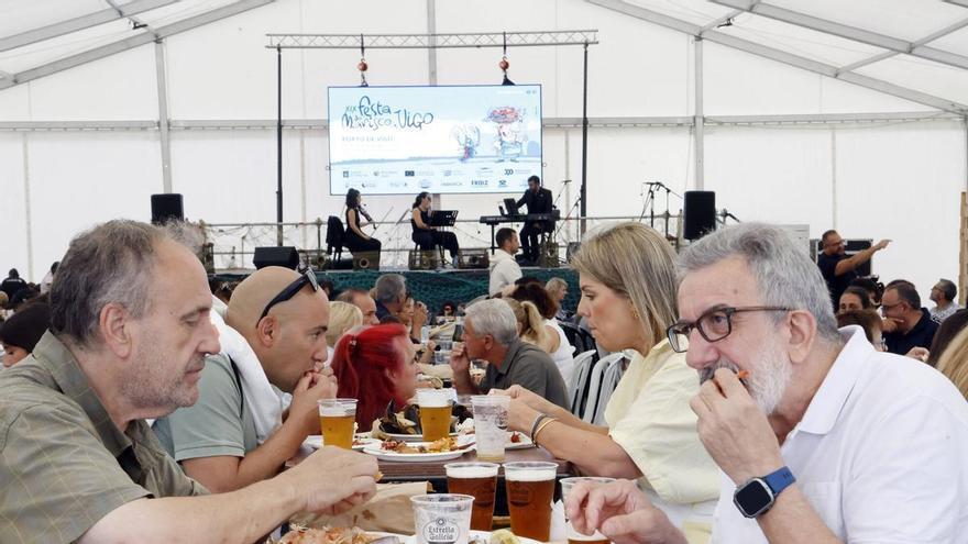 A Festa do Marisco vuelve con ganas a O Berbés: «Estamos muy contentos de venir. Nunca nos lo perdemos»