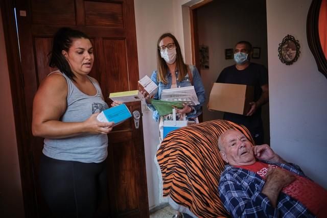 Recorrido con farmacéuticos por varios caseríos de Anaga, donde reparten medicamentos y atienden a personas en lugares aislados o con problemas para desplazarse  | 05/08/2020 | Fotógrafo: Andrés Gutiérrez Taberne