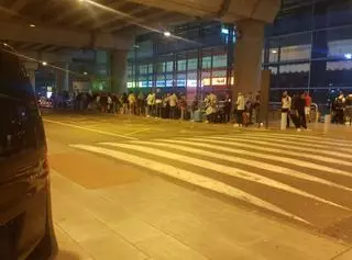 La avalancha de turistas en El Altet y el auge de los eventos obliga a los taxistas a reorganizarse