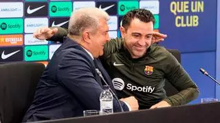 Un abrazo que dice mucho: Laporta llora emocionado... y Xavi reacciona así