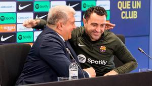 Xavi, abrazado junto a Laporta