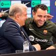 Un abrazo que dice mucho: Laporta llora emocionado... y Xavi reacciona así