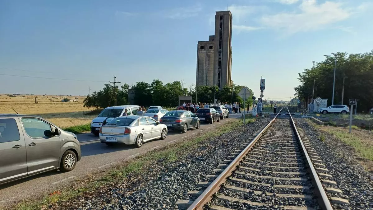 La Estación Arroyo-Malpartida de Cáceres lucha por un bar y una multitienda a la espera de recibir a 400 residentes por el verano